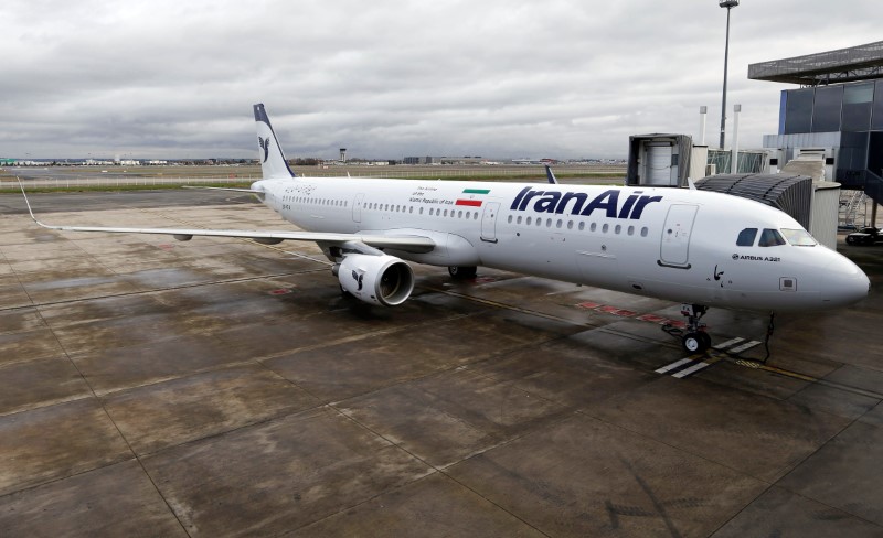 © Reuters. FILE PHOTO: An Airbus A321 painted in IranAir's livery rests on the tarmac as the company takes delivery of the first new Western jet under an international sanctions deal in Colomiers