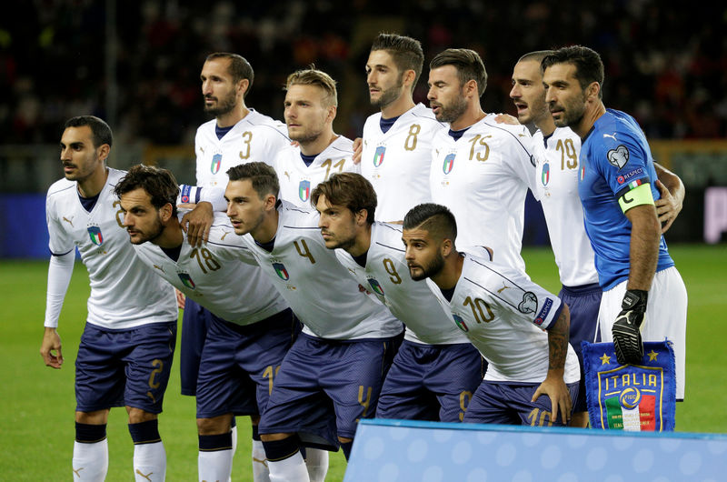 © Reuters. ايطاليا تواجه السويد في ملحق تصفيات كأس العالم