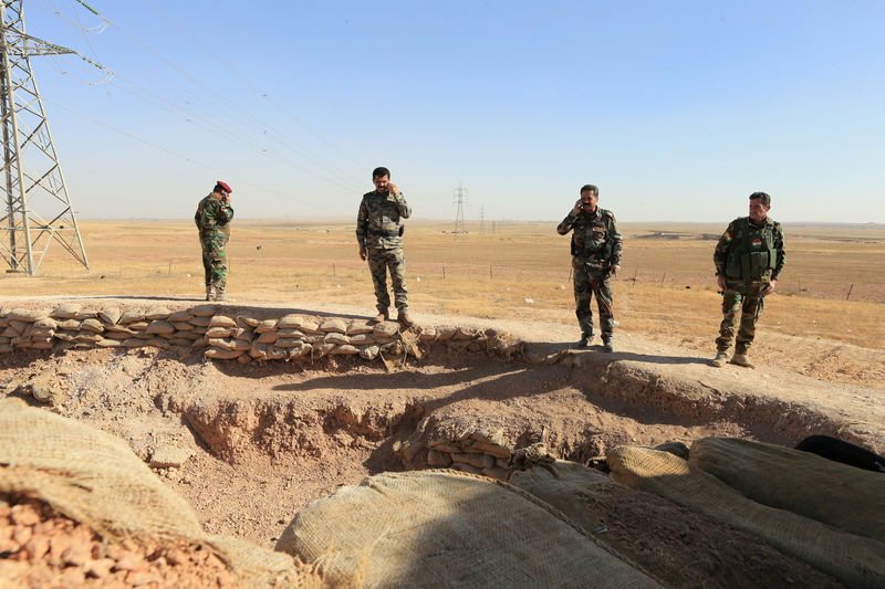 © Reuters. Kurdish Peshmerga fighters are seen in Karez area, west of Mosul