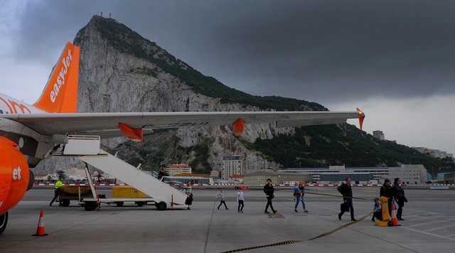 © Reuters. FILE PHOTO: Passengers disembark from an EasyJet flight after arriving at Gibraltar airport in Gibraltar.