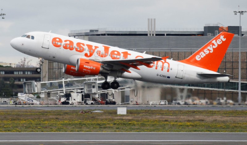 © Reuters. An EasyJet passenger aircraft makes its final approach for landing in Colomiers near Toulouse