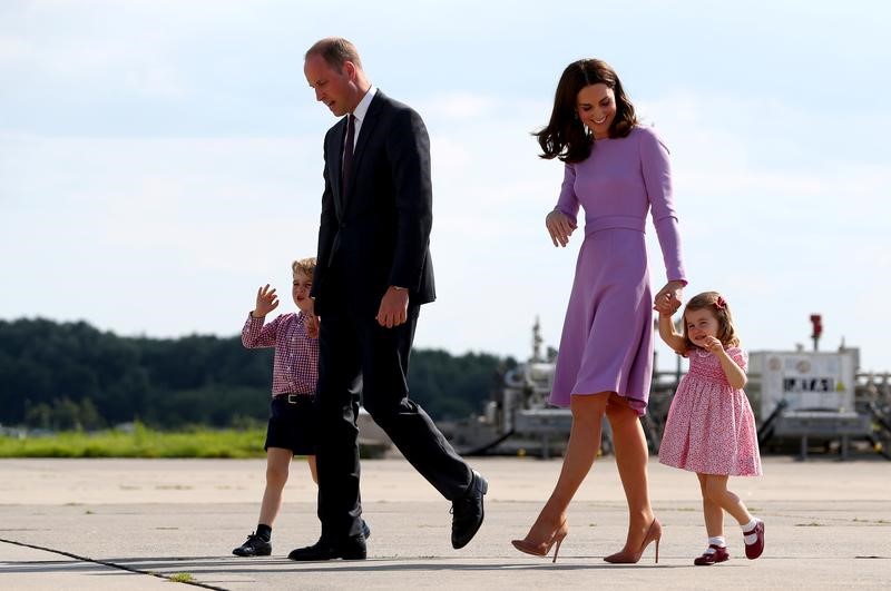 © Reuters. Príncipe William e a mulher, Kate, com os filhos, durante visita a Hamburgo