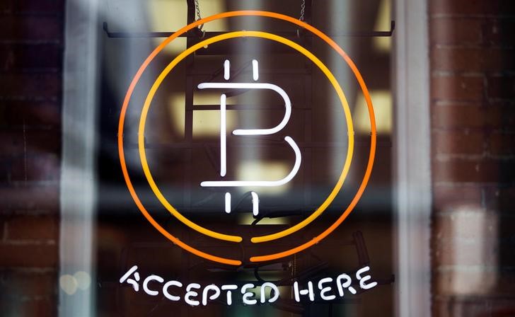 © Reuters. FILE PHOTO: A Bitcoin sign is seen in a window in Toronto