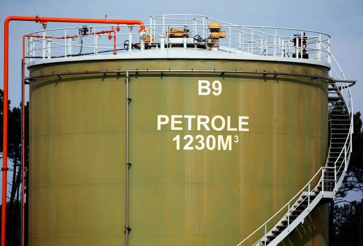 © Reuters. Нефтехранилище канадской группы Vermilion Energy в Паранти-ан-Борн, Франция