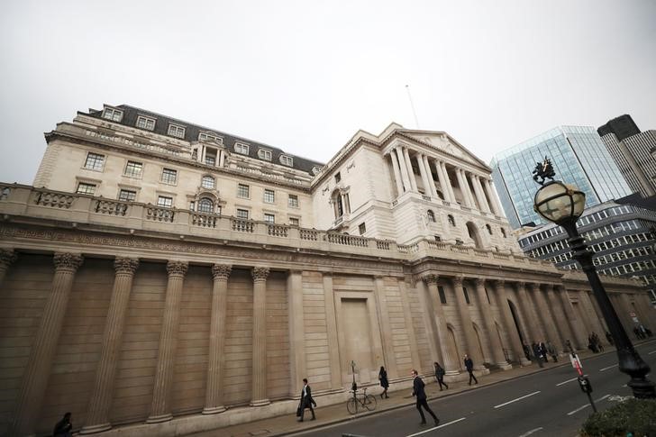 © Reuters. People walk past the Bank of England in London