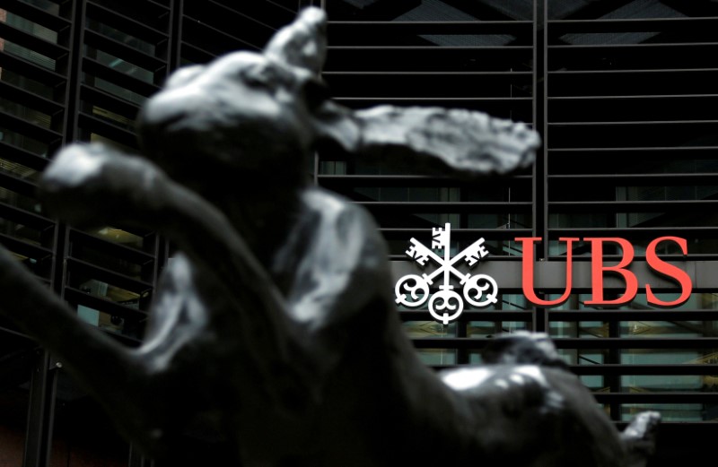 © Reuters. FILE PHOTO: The offices of Swiss bank UBS are seen in the financial district of the City of London