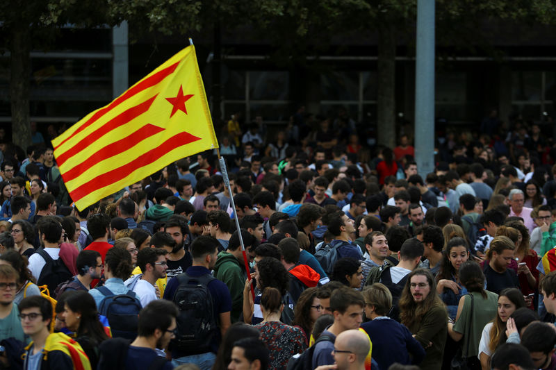 © Reuters. Estudantes hasteiam bandeira catalã em protesto em Barcelona