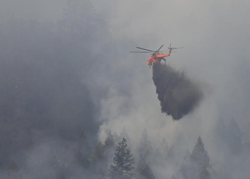 © Reuters. Decenas aún desaparecidos por incendios forestales en California, más evacuados vuelven a casa