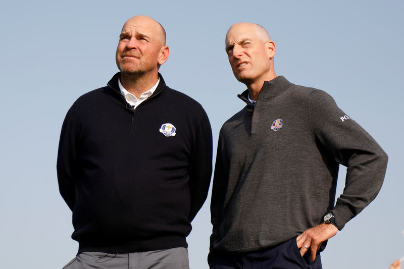 © Reuters. Ryder Cup captains Jim Furyk and Thomas Bjorn attend a golf event at France's Golf National where the Ryder Cup 2018 tournament will be held at Saint-Quentin-en Yvelines