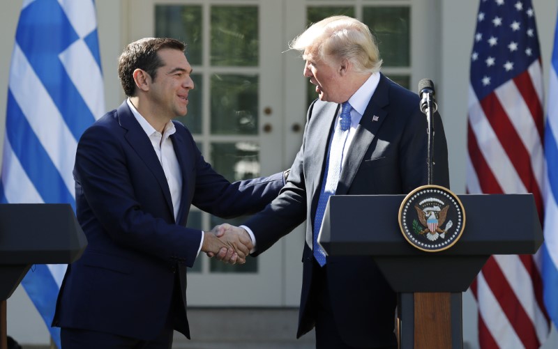 © Reuters. Greek Prime Minister Tsipras and U.S. President Trump shake hands at end of a joint news conference at the White House in Washington