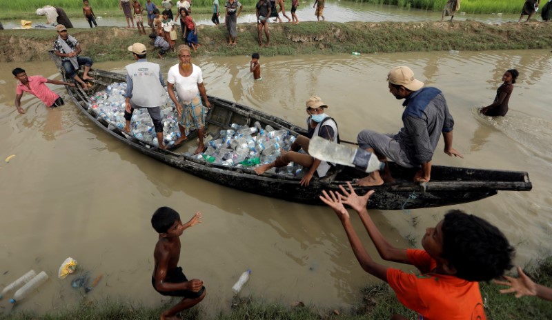 © Reuters. Rohingya refugees continue their way to camps in Palang Khali, near Cox's Bazar