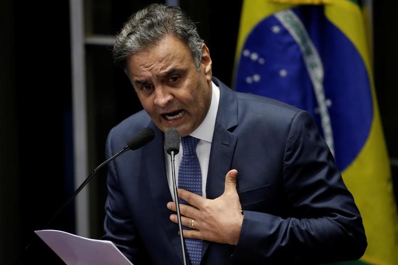 © Reuters. Senador Aécio Neves faz discurso em Brasília