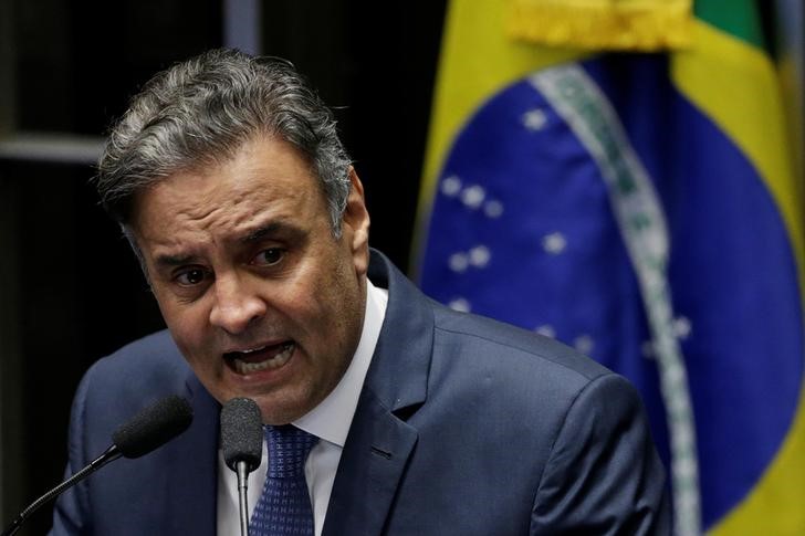 © Reuters. Senador Aécio Neves faz discurso em Brasília