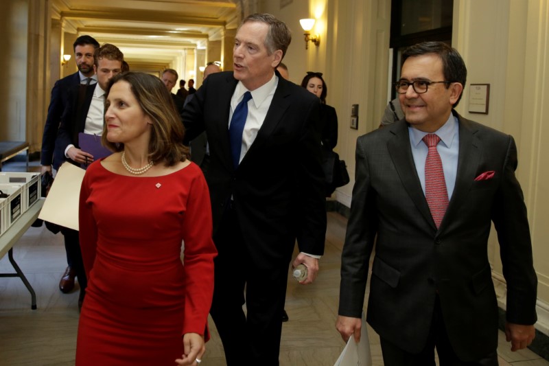© Reuters. Canadian Foreign Affairs Minister Chrystia Freeland, U.S. Trade Rep Robert Lighthizer and Mexican Secretary of Economy Ildefonso Guajardo Villarreal arrive at a joint news conference
