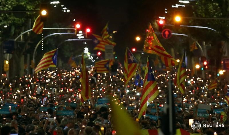 © Reuters. El independentismo vuelve a la calle, el Govern mantiene su respuesta a Rajoy