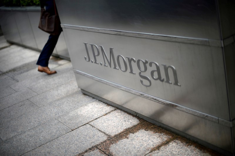 © Reuters. FILE PHOTO: A man walks into the JP Morgan headquarters at Canary Wharf in London