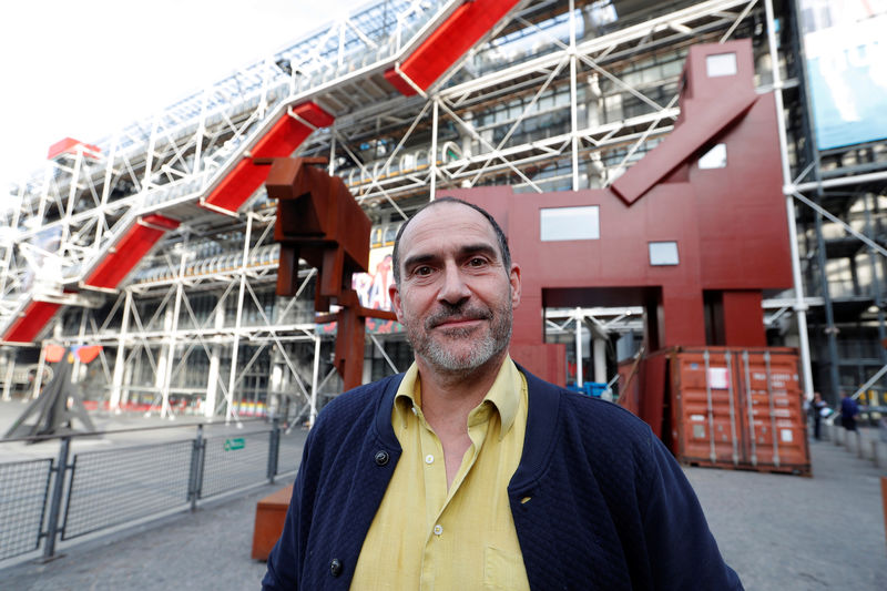 © Reuters. Artista Joep van Lieshout posa diante da obra "Domestikator" em Paris