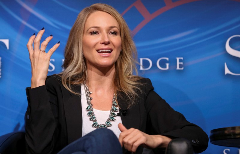 © Reuters. FILE PHOTO: Singer and songwriter Jewel speaks during the SALT conference in Las Vegas