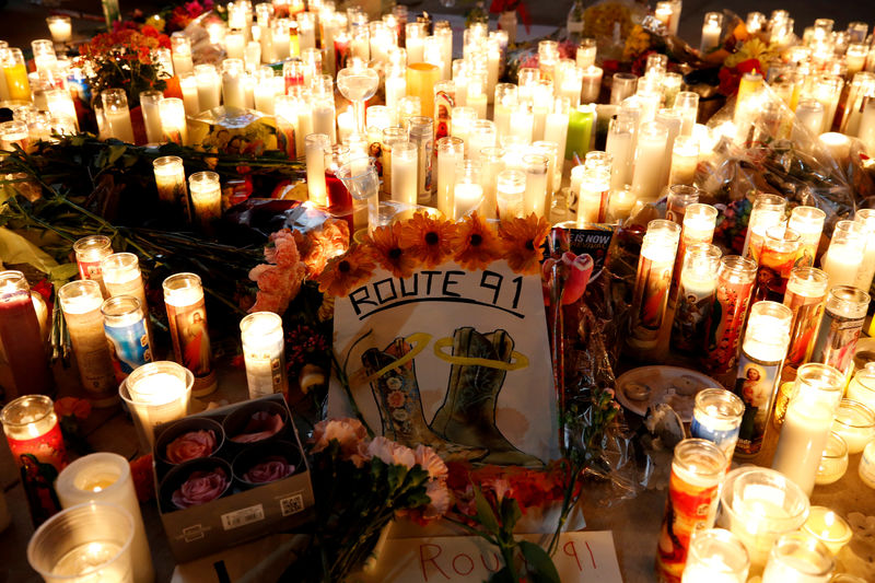 © Reuters. FILE PHOTO: A candlelight vigil is pictured on the Las Vegas strip following a mass shooting at the Route 91 Harvest Country Music Festival in Las Vegas