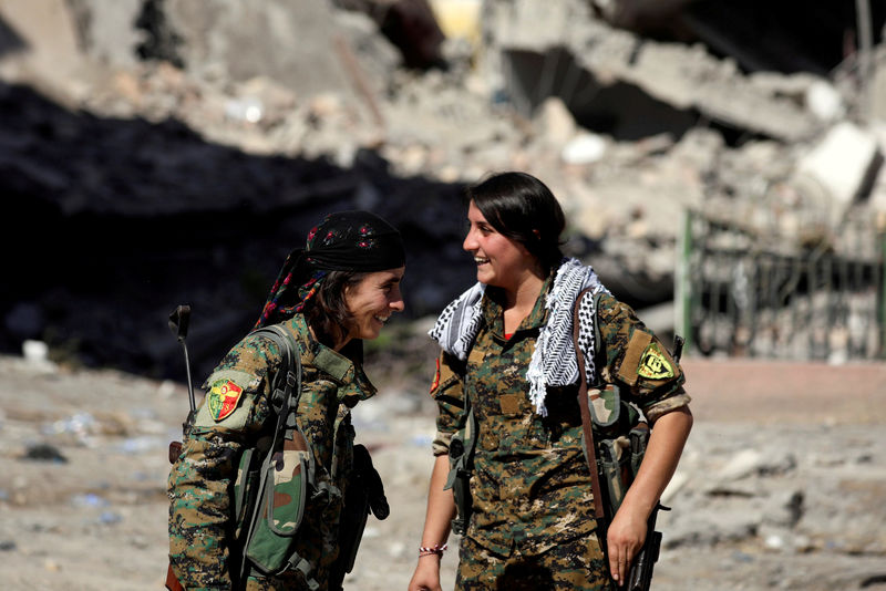 © Reuters. Female fighters from Syrian Democratic Forces (SDF) react in Raqqa