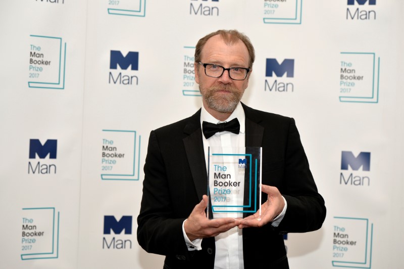 © Reuters. George Saunders, author of 'Lincoln in the Bardo', poses for photographers after winning the Man Booker Prize for Fiction 2017 in London