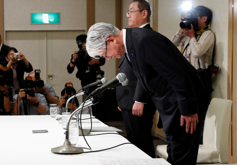 © Reuters. Kobe Steel President and CEO Hiroya Kawasaki bows during a news conference in Tokyo