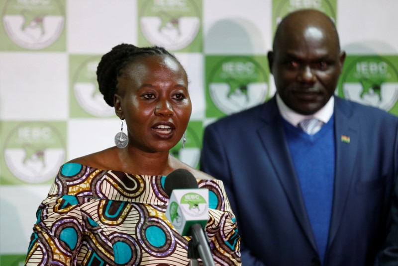 © Reuters. Kenyan Independent Electoral and Boundaries Commission commissioner Roselyn Akombe flanked by chairman Wafula Chebukati, addresses a news conference at their offices in Nairobi