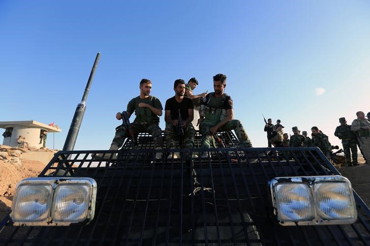 © Reuters. Kurdish Peshmerga fighters are seen in Karez area, west of Mosul