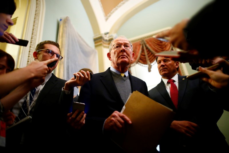 © Reuters. Senadores de EEUU alcanzan un acuerdo bipartidista sobre Obamacare, Trump sugiere apoyo