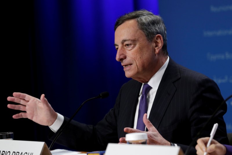 © Reuters. European Central Bank President Mario Draghi speaks at a news conference during the IMF/World Bank annual meetings in Washington