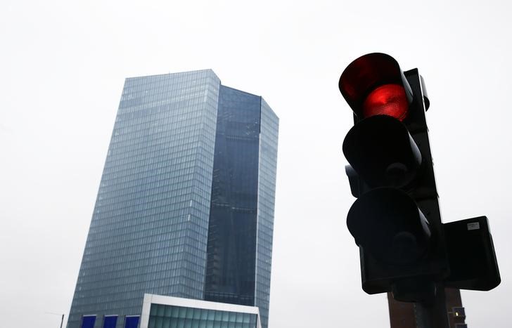 © Reuters. The new headquarters of the European Central Bank (ECB) in Frankfurt is pictured next to a red traffic ligh