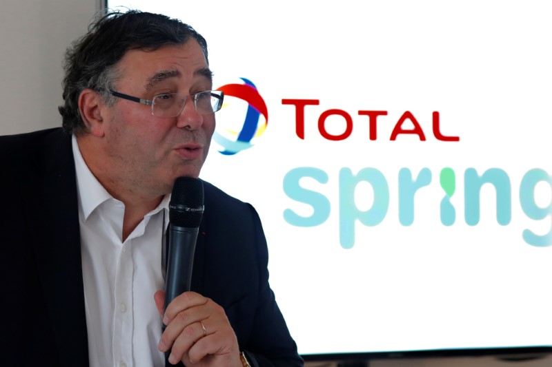 © Reuters. Total CEO Patrick Pouyanne speaks next to the logo of Total Spring during a news conference in Paris, France