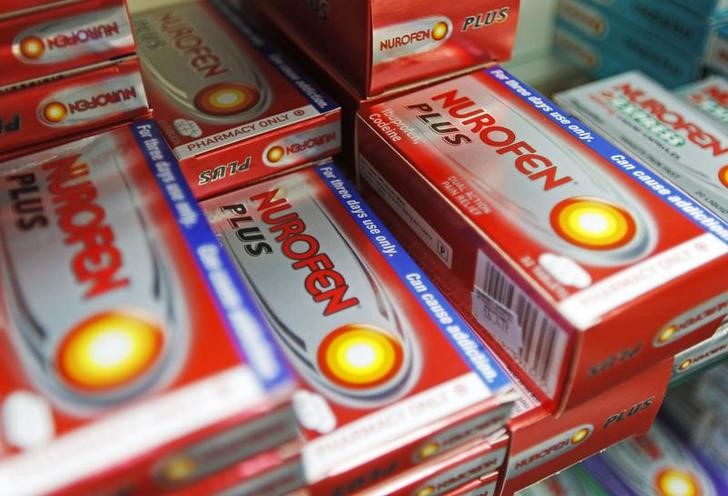 © Reuters. Таблетки Nurofen Plus на полках аптеки в Лондоне