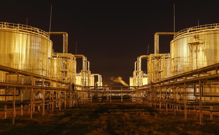 © Reuters. Нефтеперерабатывающий завод на нефтяном месторождении в Кызылординской области в Казахстане