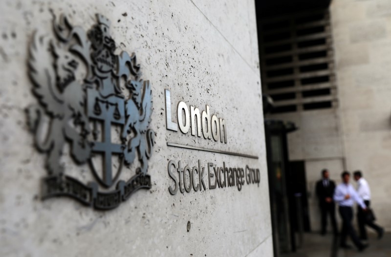 © Reuters. Люди у здания Лондонской фондовой биржи