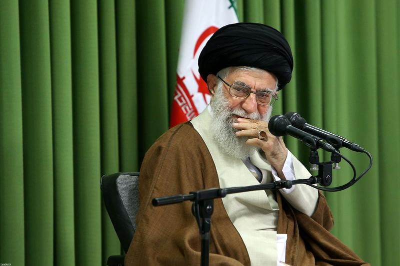 © Reuters. تلفزيون نقلا عن خامنئي: إيران "ستمزق" الاتفاق النووي إذا تراجعت عنه أمريكا