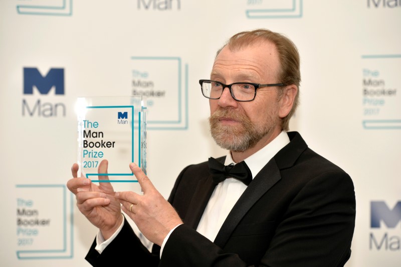 © Reuters. George Saunders, autor do livro "Lincoln no Limbo", posa para fotos após receber o prêmio Man Booker Prize de 2017, em Londres