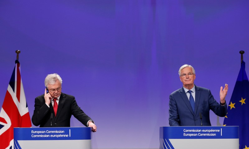 © Reuters. Britain's Secretary of State for Exiting the EU Davis and EU's chief Brexit negotiator Barnier hold a news conference in Brussels