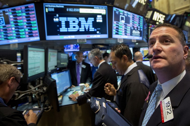 © Reuters. FILE PHOTO: Traders gather at the post that trades IBM on the floor of the New York Stock Exchange