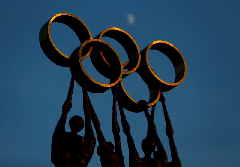 © Reuters. FILE PHOTO: A statue is pictured in front of the International Olympic Committee headquarters in Lausanne