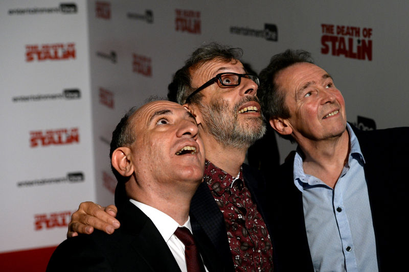 © Reuters. Escritor e diretor Armando Iannucci posa para fotos com os atores David Schneider e Paul Whitehouse na estreia do filme "The Death of Stalin", em Londres