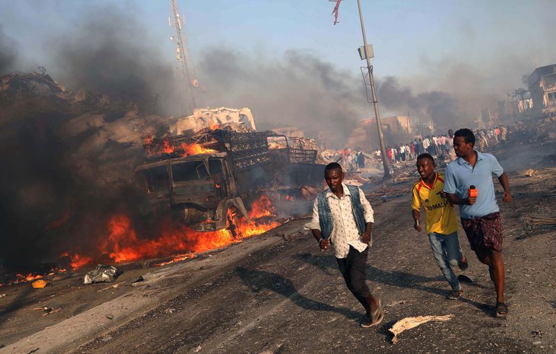 © Reuters. صوماليون يتحدون الشرطة للاحتجاج على تفجير مزدوج مطلع الأسبوع