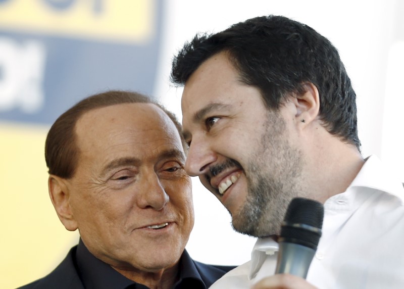 © Reuters. Forza Italia party (PDL) leader Berlusconi talks with Northern League leader Salvini during a rally in Bologna