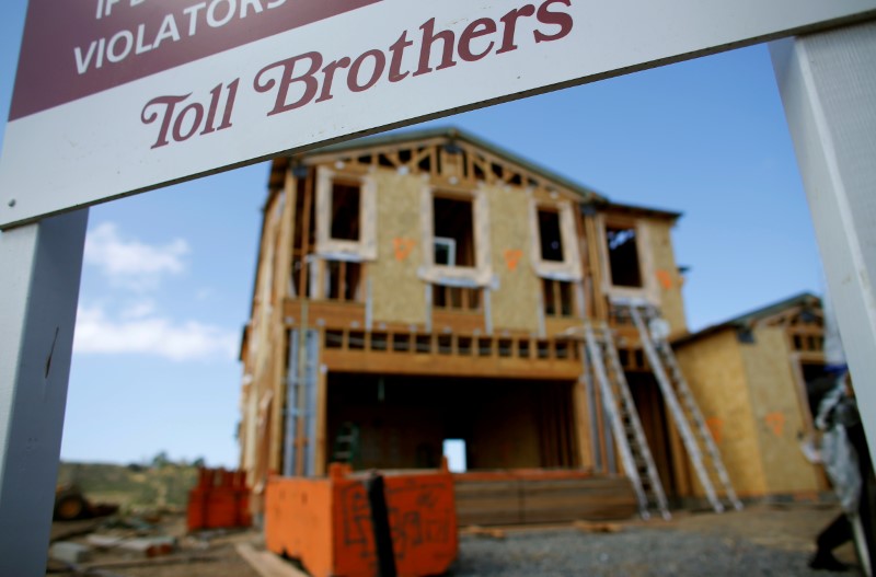 © Reuters. FILE PHOTO -  A single family home is shown under construction by Toll Brothers Inc, the largest U.S. luxury homebuilder, in Carlsbad, California