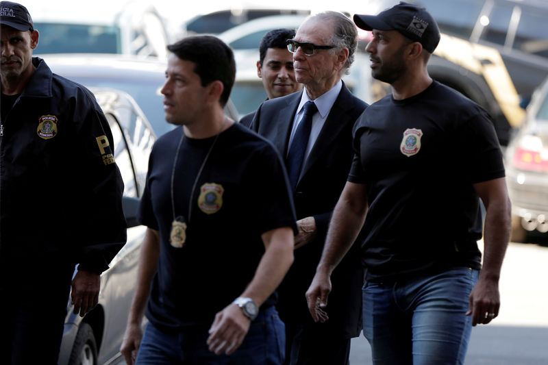 © Reuters. FILE PHOTO: Brazilian Olympic Committee (COB) President Carlos Arthur Nuzman arrives to Federal Police headquarters in Rio de Janeiro