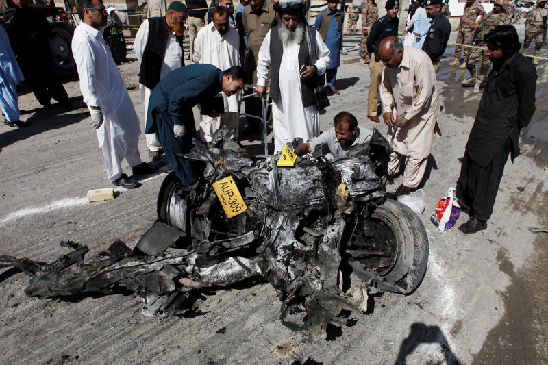 © Reuters. Agentes de segurança inspecionam destroços de veículo após explosão em Quetta, no Paquistão