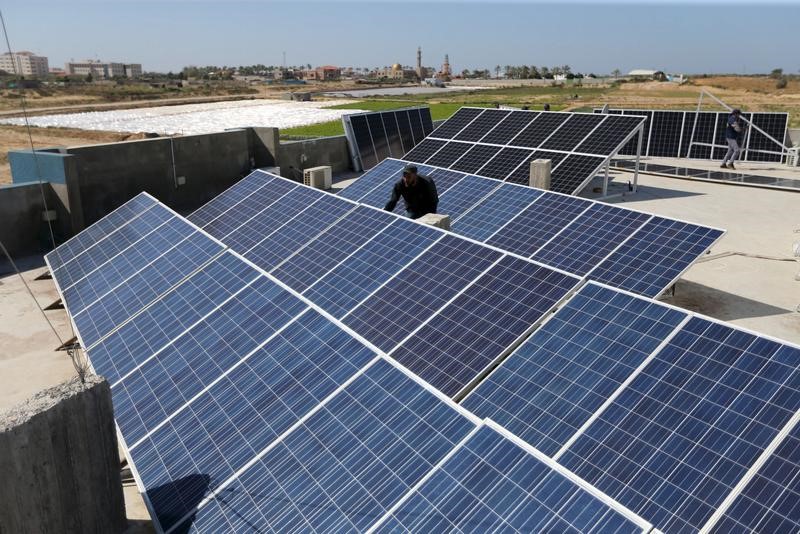 © Reuters. شركة أمريكية تبني محطات للطاقة الشمسية في غزة التي تعاني من انقطاعات الكهرباء