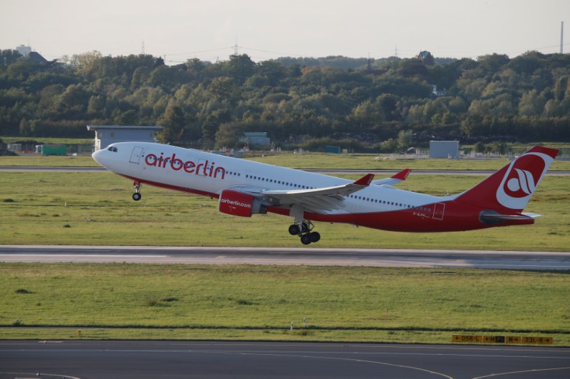 © Reuters. An AirBerlin aircraft takes off from Duesseldorf airport