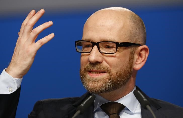 © Reuters. Secretário-geral do Partido Democrata Cristão (CDU), Peter Tauber, em convenção do partido em Essen, Alemanha