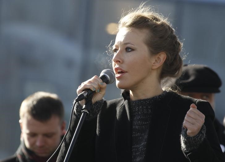 © Reuters. Ксения Собчак выступает на демонстрации за честные выборы на Новом Арбате в Москве